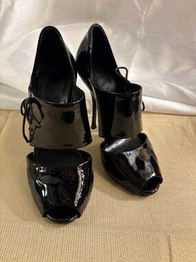Gucci Black Patent Leather Peep Toe Lace Up Cutout Pumps Size 5B